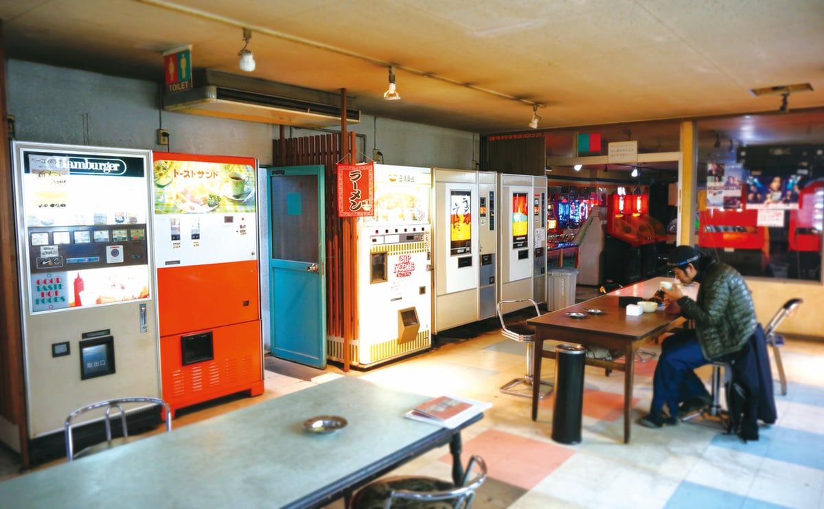 深夜、無人の店内で熱々のうどん...昭和の風情漂う「レトロ自販機」のサムネイル
