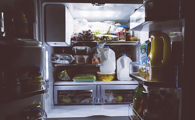なぜ貧困家庭の冷蔵庫はモノであふれているのかのサムネイル