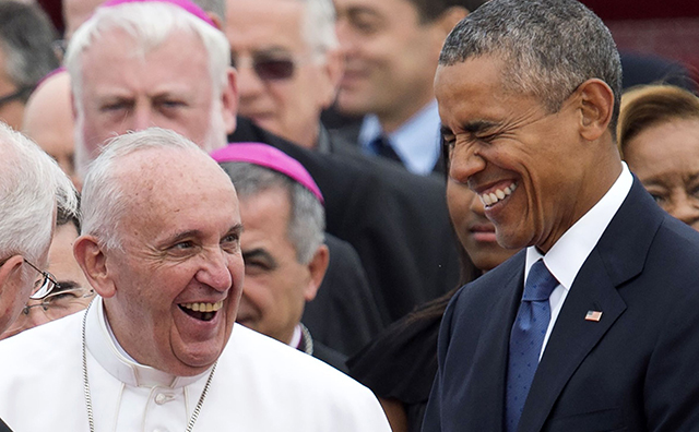 法王のジョークに爆笑するオバマ前大統領（AFP=時事）