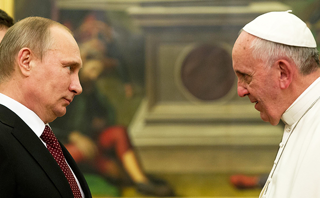 厳しい表情で見つめ合うプーチン大統領とフランシスコ法王（AFP=時事）