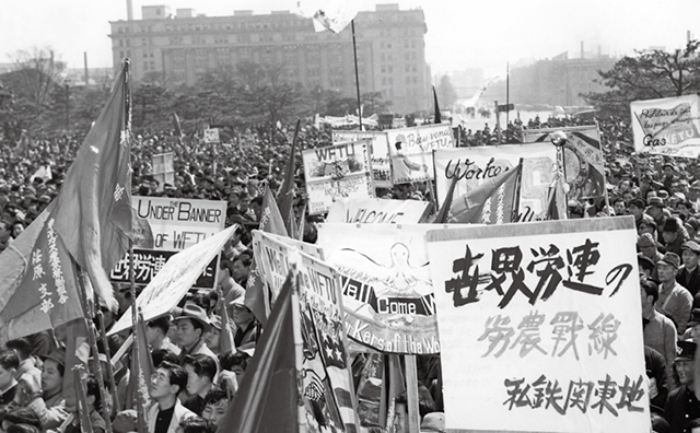 昭和22年、高まる労働運動と新憲法施行。占領下に生きる日本人