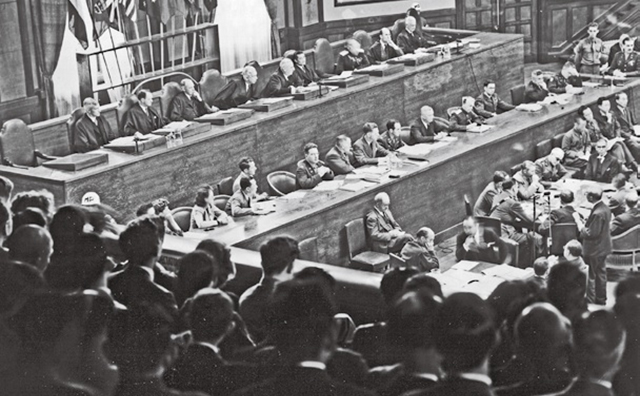 市ヶ谷台の法廷に勢ぞろいした裁判官 （判事）たち（1946年5月6日）。