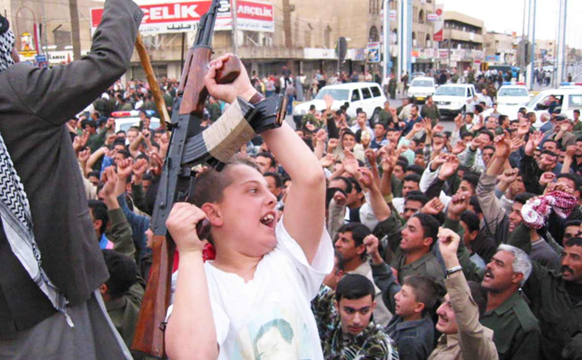 米軍の侵攻2日前、バグダッド市内で徹底抗戦を叫ぶ市民