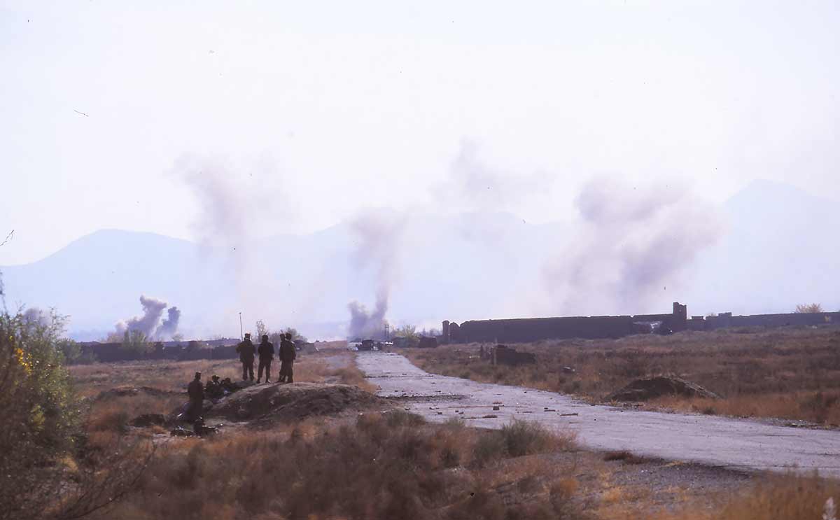 アフガニスタン・カブール市北方のタリバンを空爆する米軍
