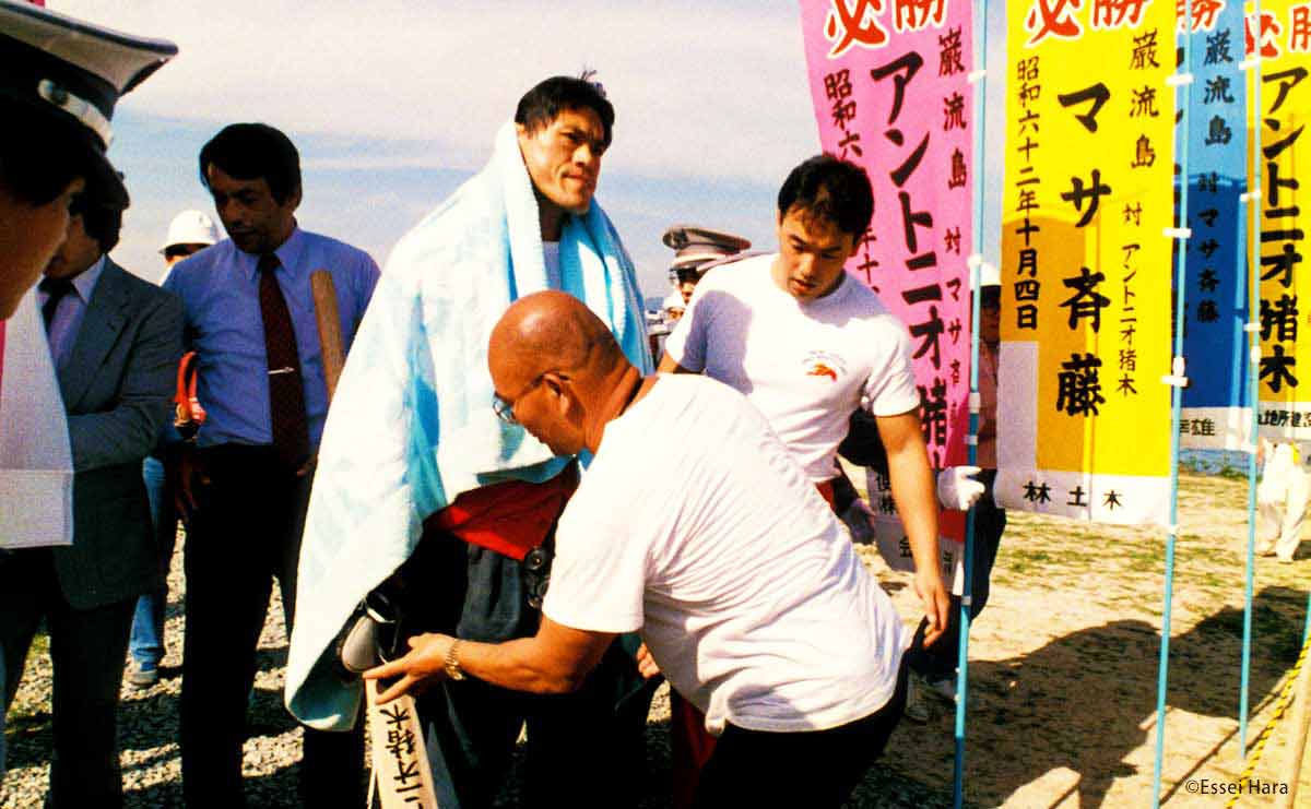 伝説の無観客試合...巌流島で猪木とマサ斎藤を撮ったカメラマンが見た「切なさ」の正体のサムネイル
