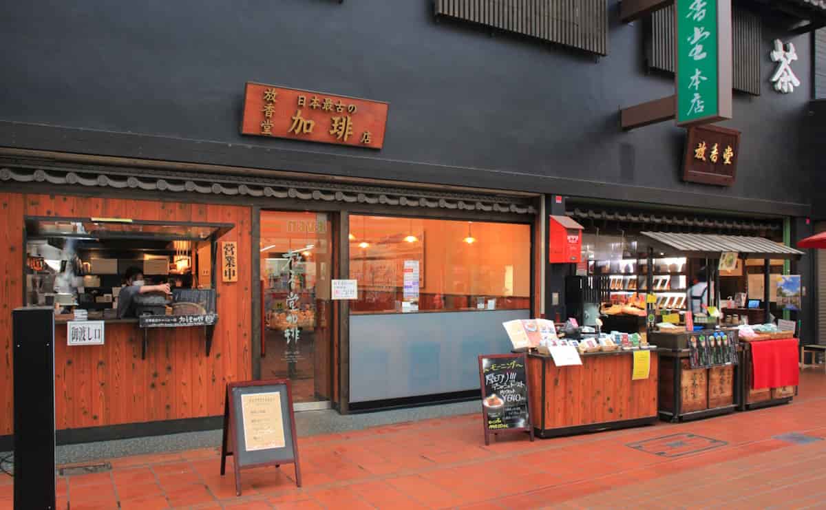 石臼で豆を挽き...神戸に復刻した「日本最古のコーヒー」の味