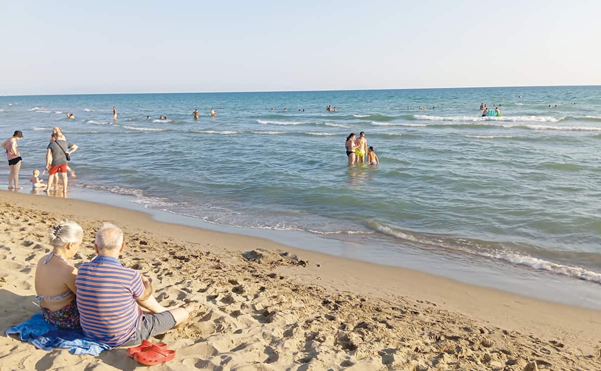 イタリア人が愛する「お金を使わない娯楽」　おしゃべりとパッセッジャータの魅力のサムネイル