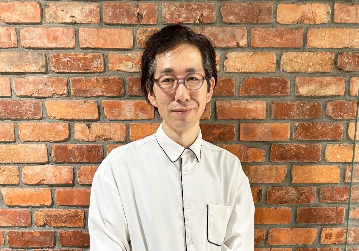 パーキンソン病に襲われても舞台に立ち続けるコメディアンが見つけた「生き続けることの意味」のサムネイル