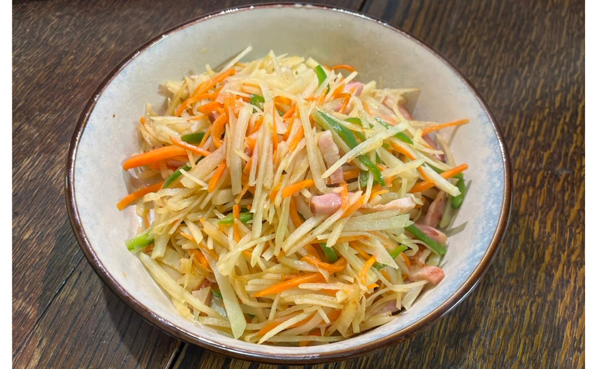 鷹の爪がピリッと美味しい！ 中国の定番家庭料理「じゃがいもとニンジンの細切り炒め」のサムネイル