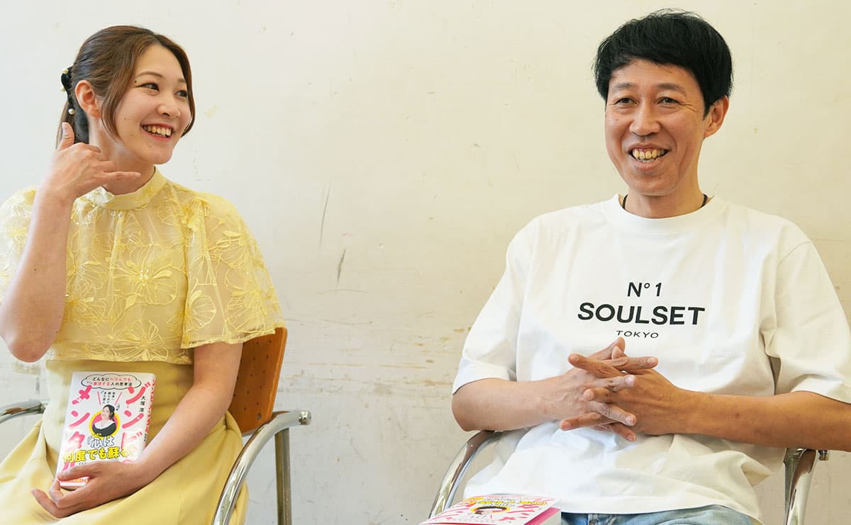 談笑する大塚澪さん(左)と小籔千豊さん(右)