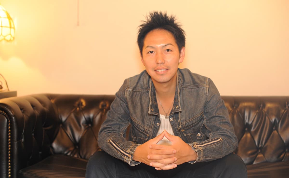 大声で社歌を歌い、同僚は脱走...パワハラを乗り越えた起業家が語る「損して得取れ」の精神