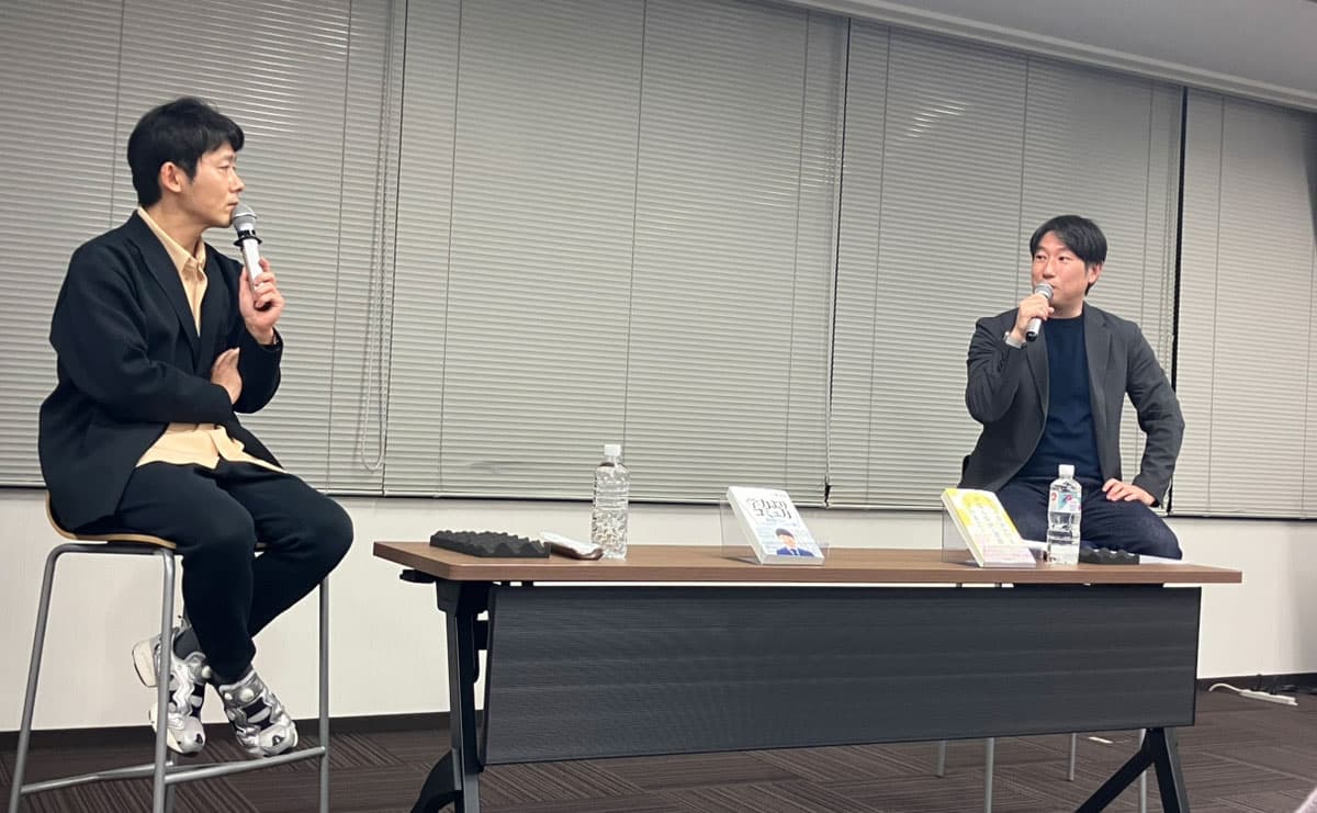 ロザン菅広文さんと安達裕哉さんの対談の様子