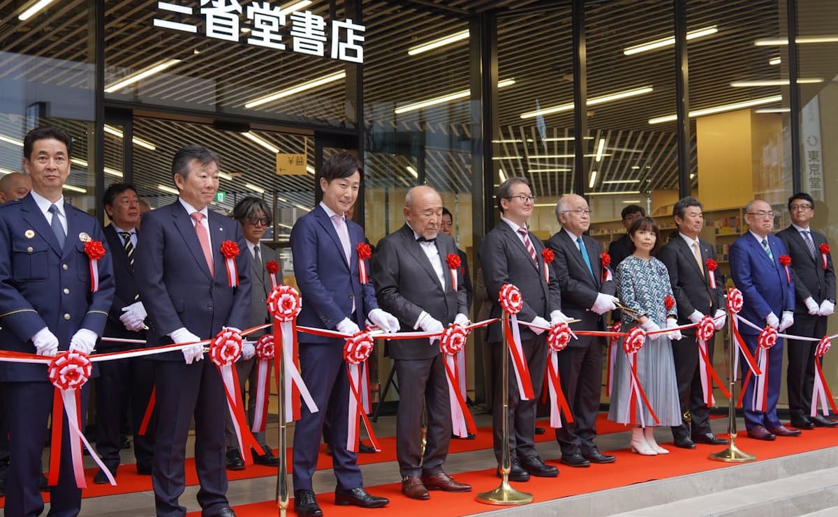 三省堂書店本店が開店！ 800人が行列、浅田次郎氏・北方謙三氏も登壇した式典をレポートのサムネイル