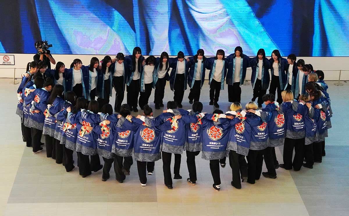 「エミダン！！season２」イベントにて円陣を組むメンバー