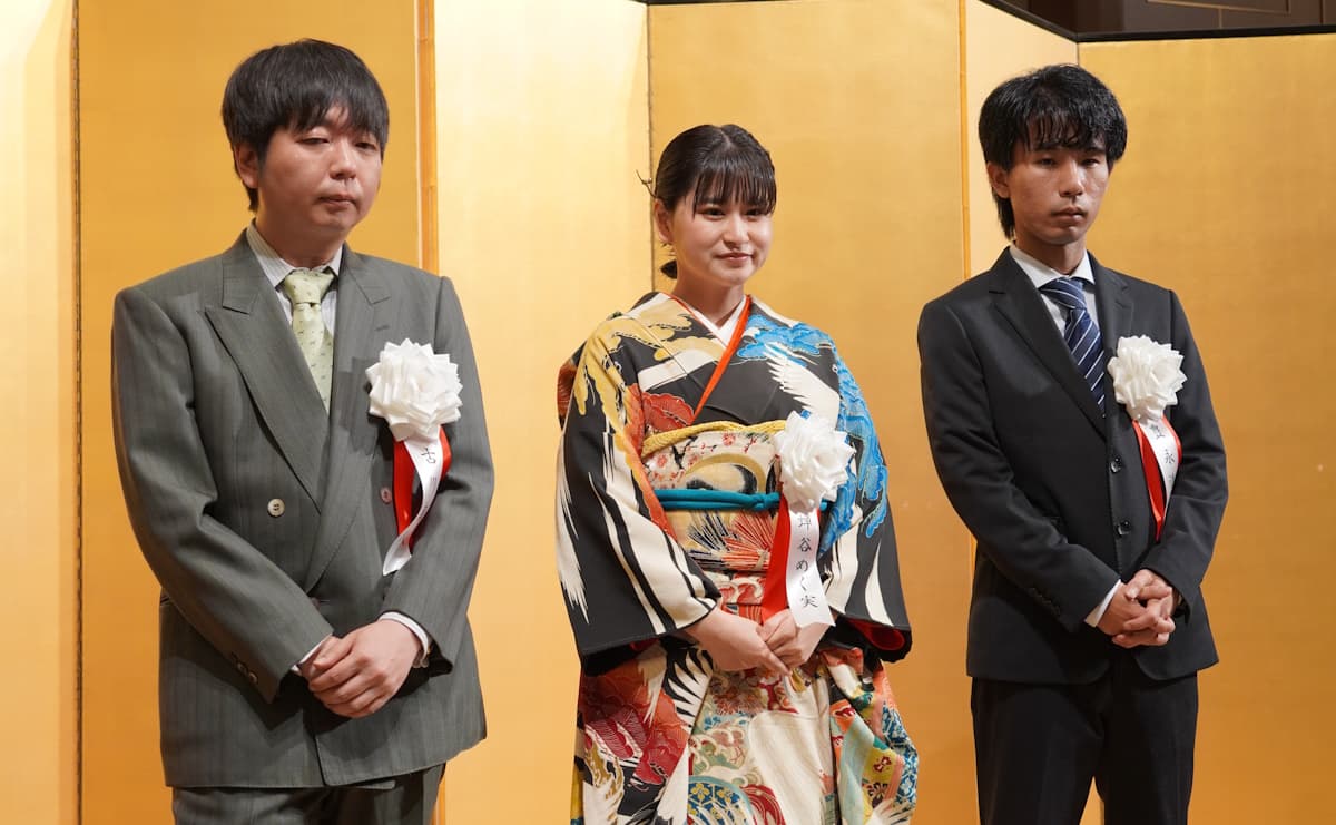左から、川端康成賞を受賞した古川真人さん、蝉谷めぐ実さん、三島由紀夫賞を受賞した豊永浩平さん