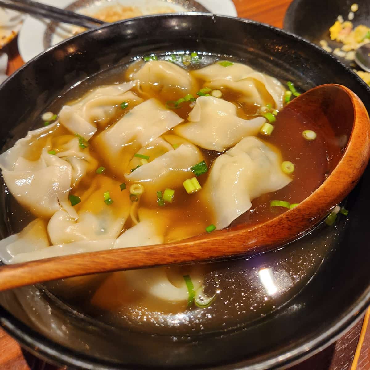 琥珀の名物料理のひとつ、ワンタン
