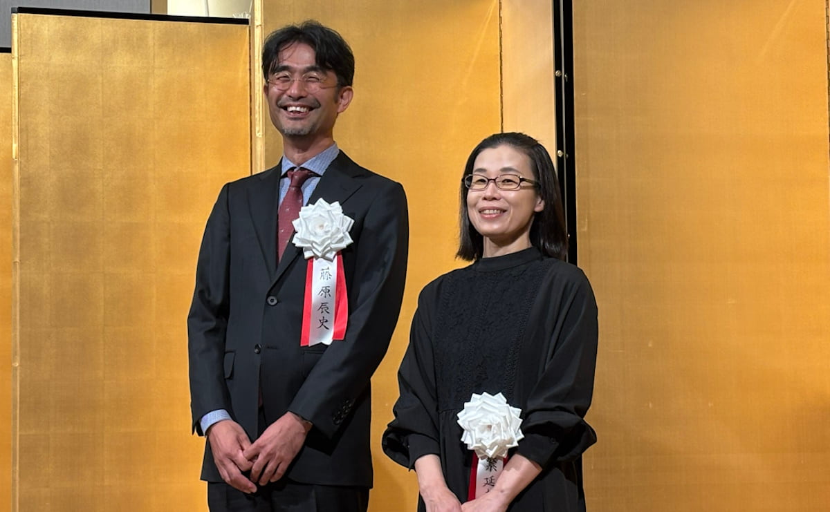(左から)藤原辰史さん、新潮ドキュメント賞を受賞した繁延あづささん