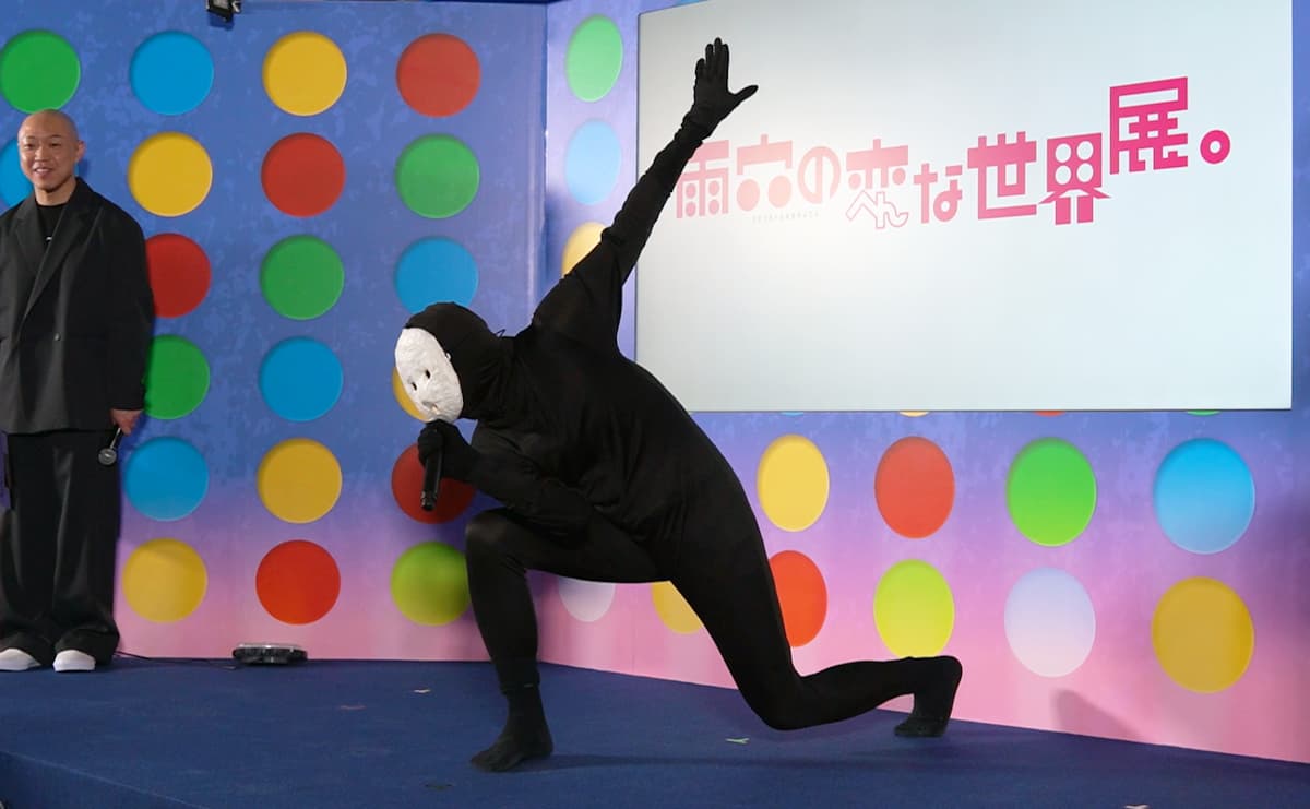 オーソドックスなポーズをとる雨穴さん